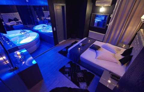Suite, Jetted Tub | Free WiFi, bed sheets