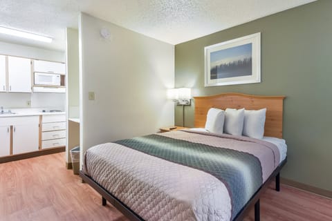 Laptop workspace, free WiFi, bed sheets