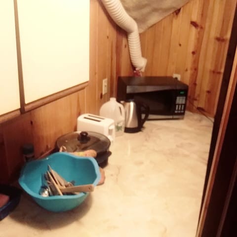 Full-size fridge, microwave, oven, cookware/dishes/utensils