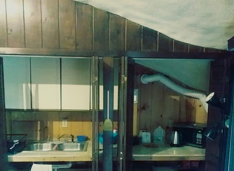 Full-size fridge, microwave, oven, cookware/dishes/utensils