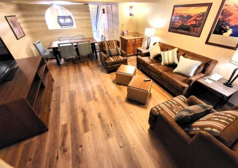 This inviting living area in the Villas of Sedona features vaulted ceilings, modern amenities, and comfortable furnishings, perfect for relaxation after a day of adventure.