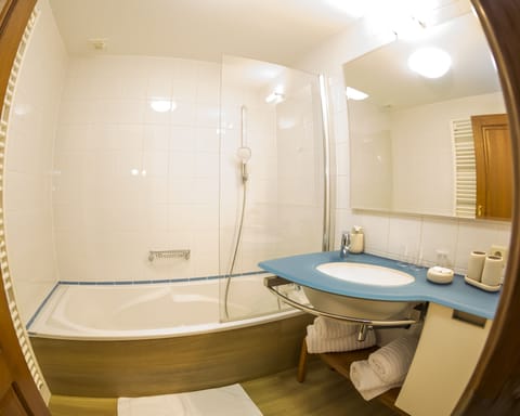 Twin Room | Bathroom | Combined shower/tub, hair dryer, towels