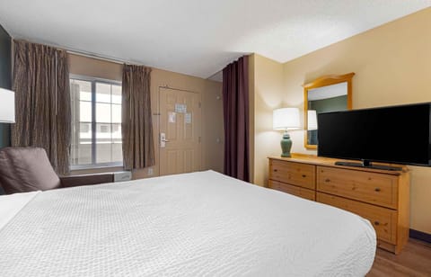 Studio, 1 Queen Bed, Non Smoking | Desk, iron/ironing board, WiFi (free), bed sheets
