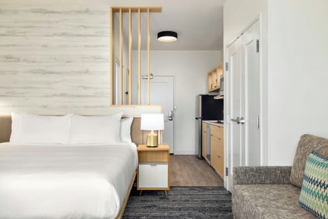 Studio, 1 King Bed with Sofa bed | Desk, iron/ironing board, free WiFi, bed sheets