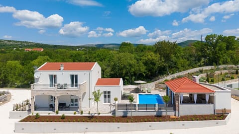 Charming Villa for 6+2 Guests with Pool, Sports Area & Outdoor Dining