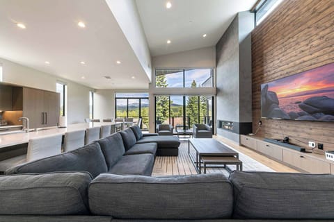 7470 Larkspur Ln Truckee CA-print-022-039-Interior-3317x2213-300dpi