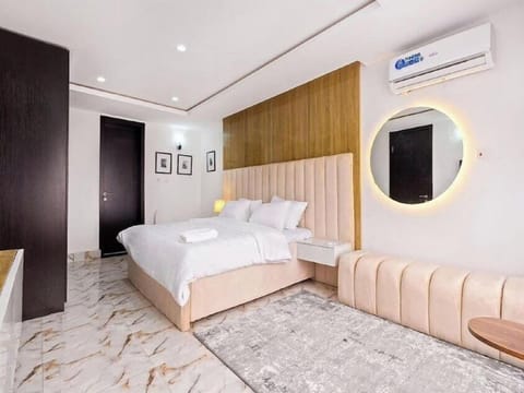 Presidential Studio Suite | Hypo-allergenic bedding available, desk, laptop workspace, soundproofing