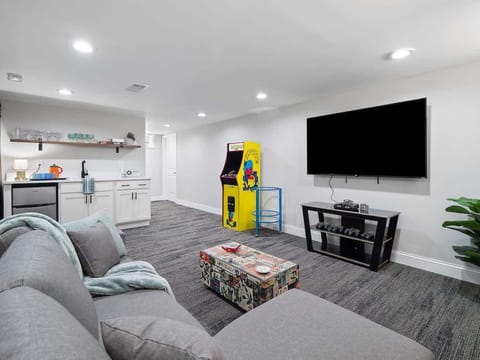 Enjoy movie nights, retro arcade games ️, and classic consoles in this fun-filled entertainment room . Complete with a mini kitchen and comfy sofa, it’s perfect for kicking back with family or friends!