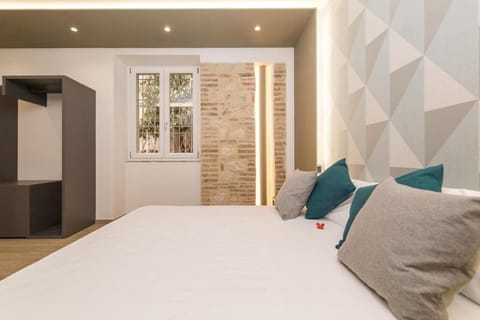 Deluxe Townhome | Desk, laptop workspace, free WiFi