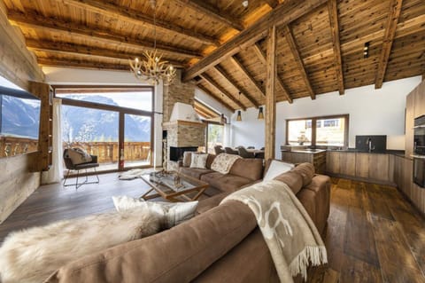 Chalet | Living area | Fireplace