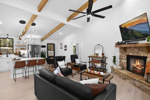 Gather in a vaulted cabin w/ stone fireplace, chef’s kitchen & cozy lounge.