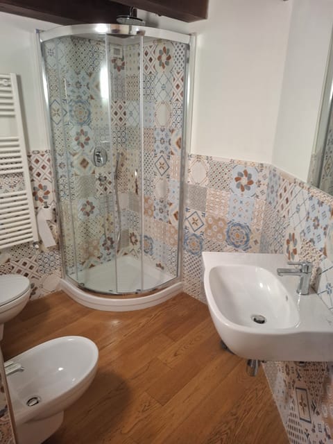 Classic Double Room, Garden View | Bathroom | Hair dryer, towels, soap, shampoo