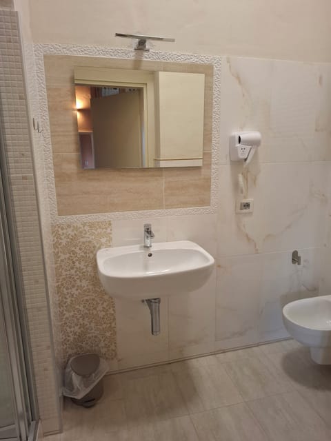 Deluxe Suite, Garden View | Bathroom | Hair dryer, towels, soap, shampoo