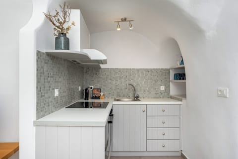 Traditional Quadruple Room, Courtyard View | Private kitchen | Espresso maker, coffee/tea maker