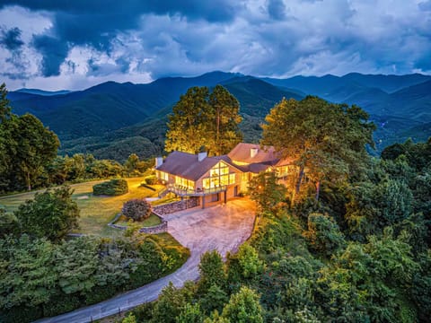 Exterior Oasis: Embrace breathtaking mountain views from this stunning retreat at twilight!