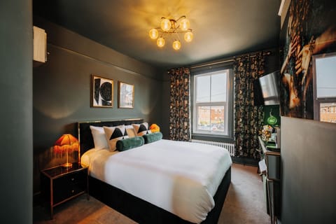 Comfort Double Room | Individually furnished, blackout drapes, iron/ironing board, free WiFi