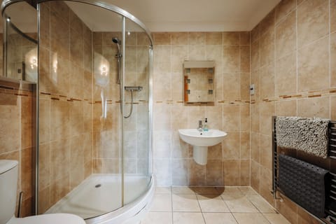 Classic Double Room | Bathroom | Shower, hair dryer, towels, soap