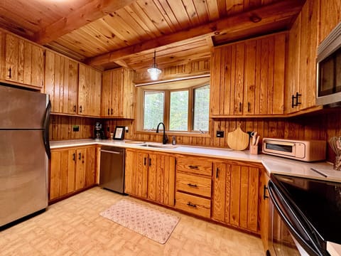 Fully equipped kitchen with dishwasher, fridge, electric range, microwave and es