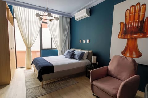 Acogedora habitación con iluminación. Cuenta con AC, armario y baño privado 