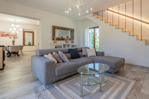 House, Patio, Hill View | Living area | 32-inch flat-screen TV with digital channels