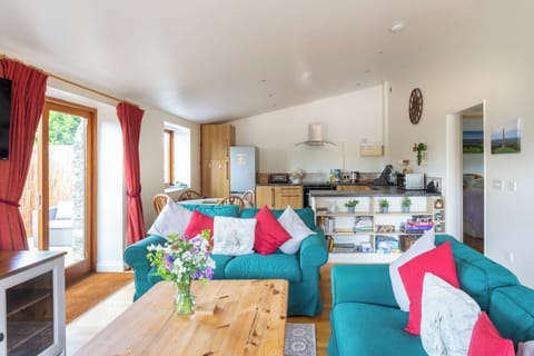 Open plan living area & kitchen