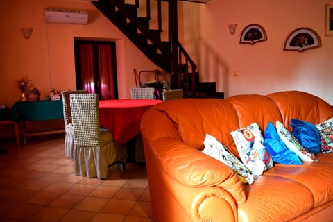 House | Living area | 32-inch flat-screen TV with cable channels