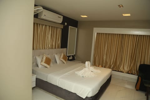 Soundproofing, free WiFi, bed sheets