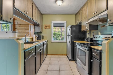 Signature Cabin, 3 Bedrooms, Non Smoking, Kitchen | Private kitchen | Fridge, microwave, oven, stovetop