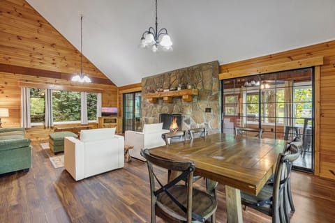 Signature Cabin, 3 Bedrooms, Non Smoking, Kitchen | In-room dining