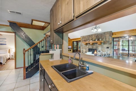 Signature Cabin, 3 Bedrooms, Non Smoking, Kitchen | Private kitchen | Fridge, microwave, oven, stovetop