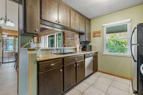 Signature Cabin, 3 Bedrooms, Non Smoking, Kitchen | Private kitchen | Fridge, microwave, oven, stovetop