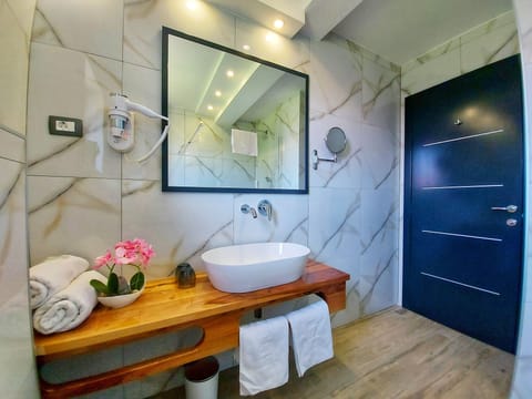 Deluxe Triple Room, Garden View | Bathroom