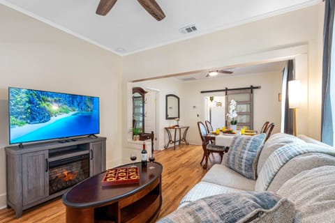 For entertainment, the smart TV provides endless options, whether you’re in the mood for a movie marathon, catching up on your favorite shows, or browsing through streaming services.