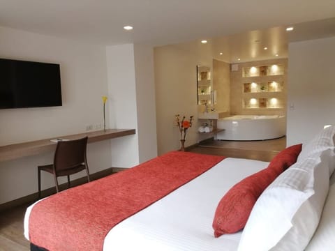 Junior Double Room | Minibar, in-room safe, blackout drapes, WiFi (free)