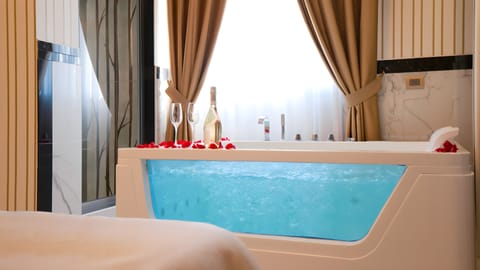 Luxury Suite | In-room safe, blackout drapes, free WiFi