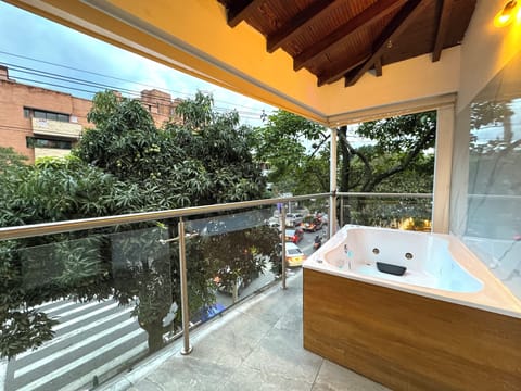 Deluxe Room | Blackout drapes, soundproofing, iron/ironing board, free WiFi