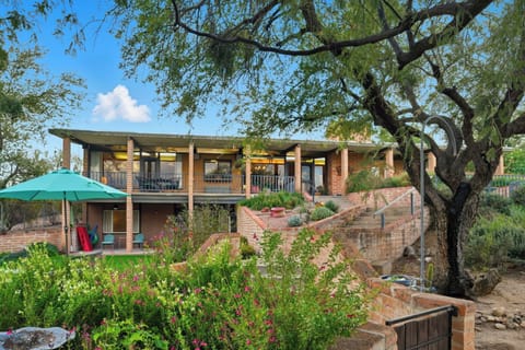 Beautiful split level, spacious house!