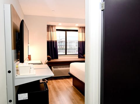 Standard Room, 1 Queen Bed | Premium bedding, desk, free cribs/infant beds, rollaway beds