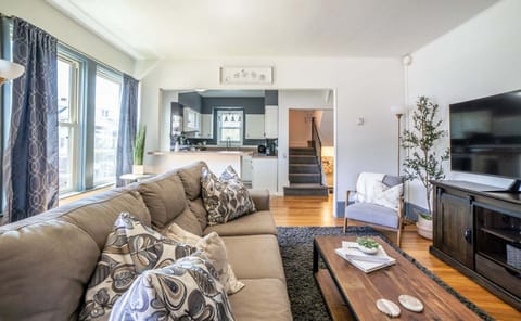 living room entrance  - comfortable and clutter free