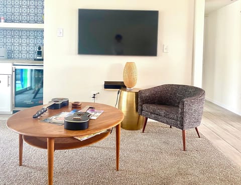 SmartTV has Netflix, Prime Video, AppleTV, TikTok, YouTube and live TV.