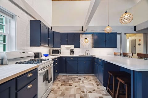 Fully equipped kitchen with dishwasher!