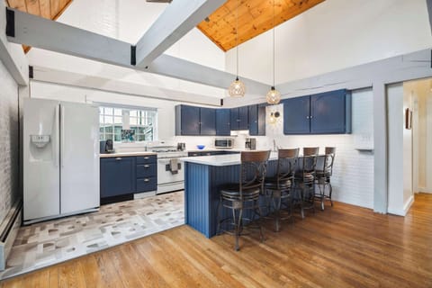 Fully equipped kitchen and kitchen island with seating for 4 and 2 barstool on the back side