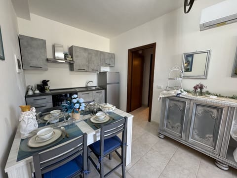 Furniture, Flooring, Floor, Interior Design, Chair, Table, Apartment, Room, Kitchen & Dining Room Table, Major Appliance