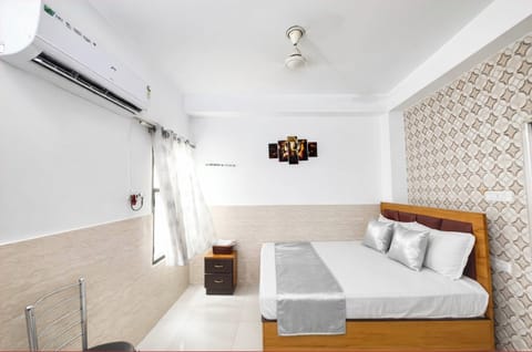 Deluxe Quadruple Room, Air conditioning | Hypo-allergenic bedding, in-room safe, desk, soundproofing