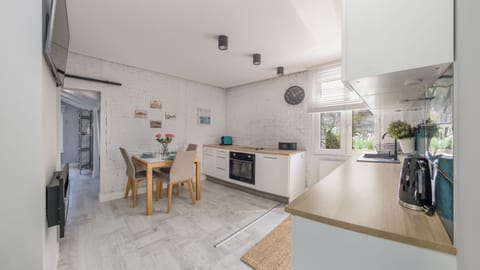 Apartament (3) | Private kitchen | Fridge, stovetop, electric kettle, cookware/dishes/utensils