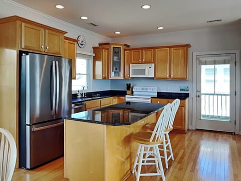 Full Size Kitchen with Breakfast Bar