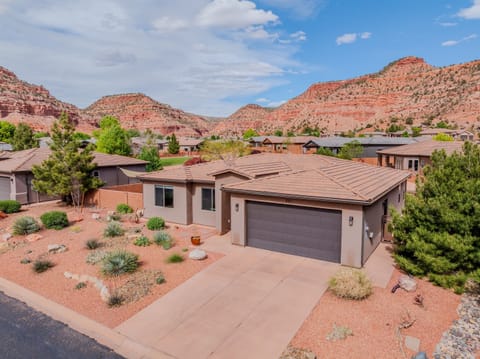 Welcome to Casa De Red Rock!