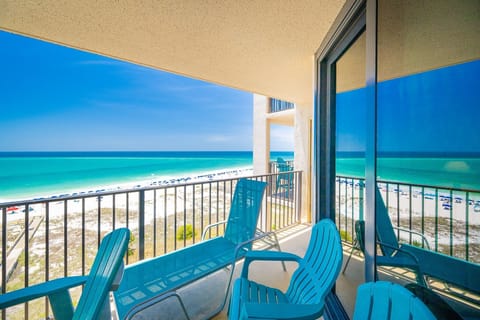 Condo, 2 Bedrooms | Property grounds