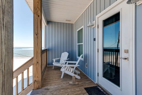 25_Beach Life Ext East deck 2200