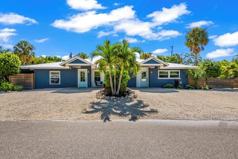 Blue Oasis Retreat by AMI Locals